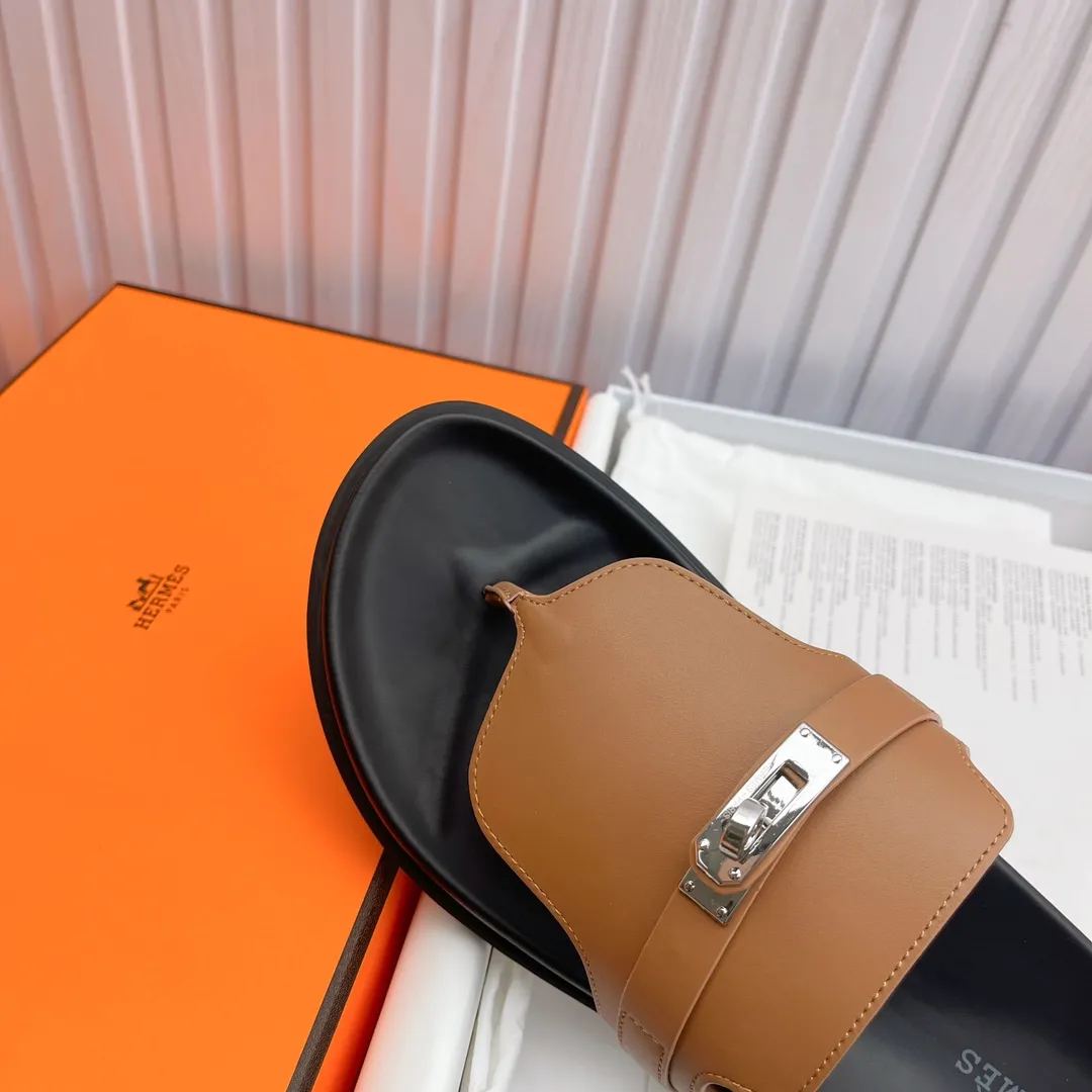 👟👟Ex-factory price 480👟👟 High version of Hermes 🐎The extremely popular couple's second uncle slippers/the latest snake print sandals and slippers, paired with various colorful socks, so trendy!  ———————— Upper: imported cowhide/Lining: imported cowhide Outsole: Tpu non-slip and wear-resistant outsole Female 36-46.